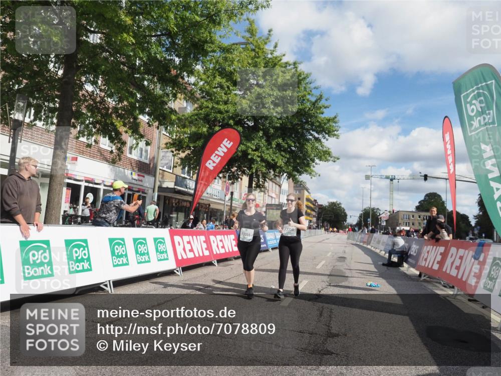 15.09.2024 - PSD Bank Halbmarathon Miley Keyser http://msf.ph/oto/7078809 15.09.2024 12:41:21 Ziel 3354, 3355, 3462 meine-sportfotos.de