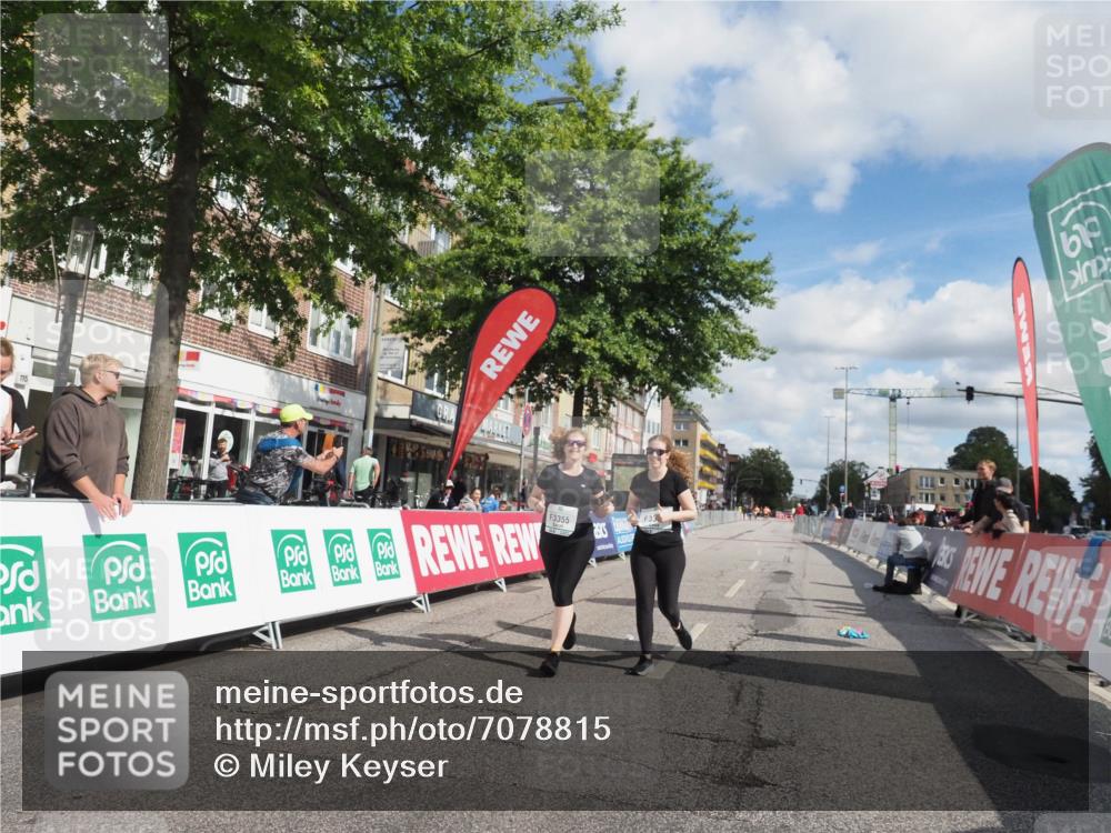 15.09.2024 - PSD Bank Halbmarathon Miley Keyser http://msf.ph/oto/7078815 15.09.2024 12:41:21 Ziel 3354, 3355, 3462 meine-sportfotos.de