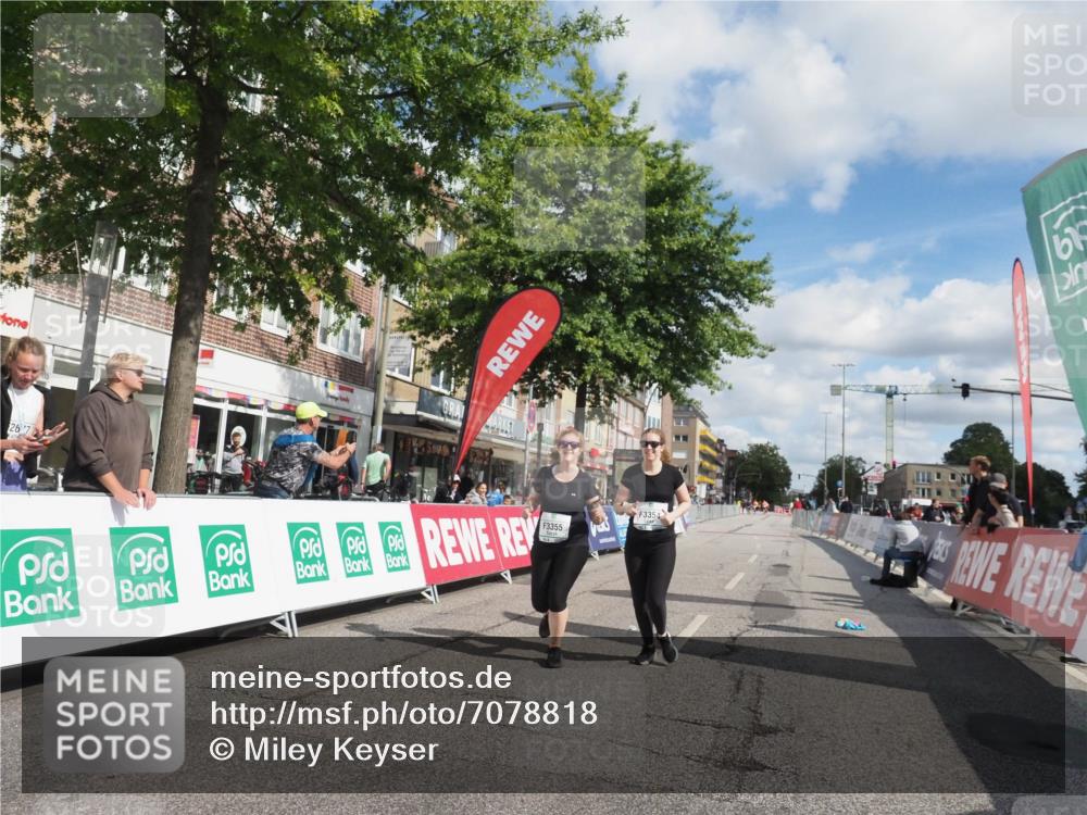 15.09.2024 - PSD Bank Halbmarathon Miley Keyser http://msf.ph/oto/7078818 15.09.2024 12:41:22 Ziel 3354, 3355, 3462 meine-sportfotos.de