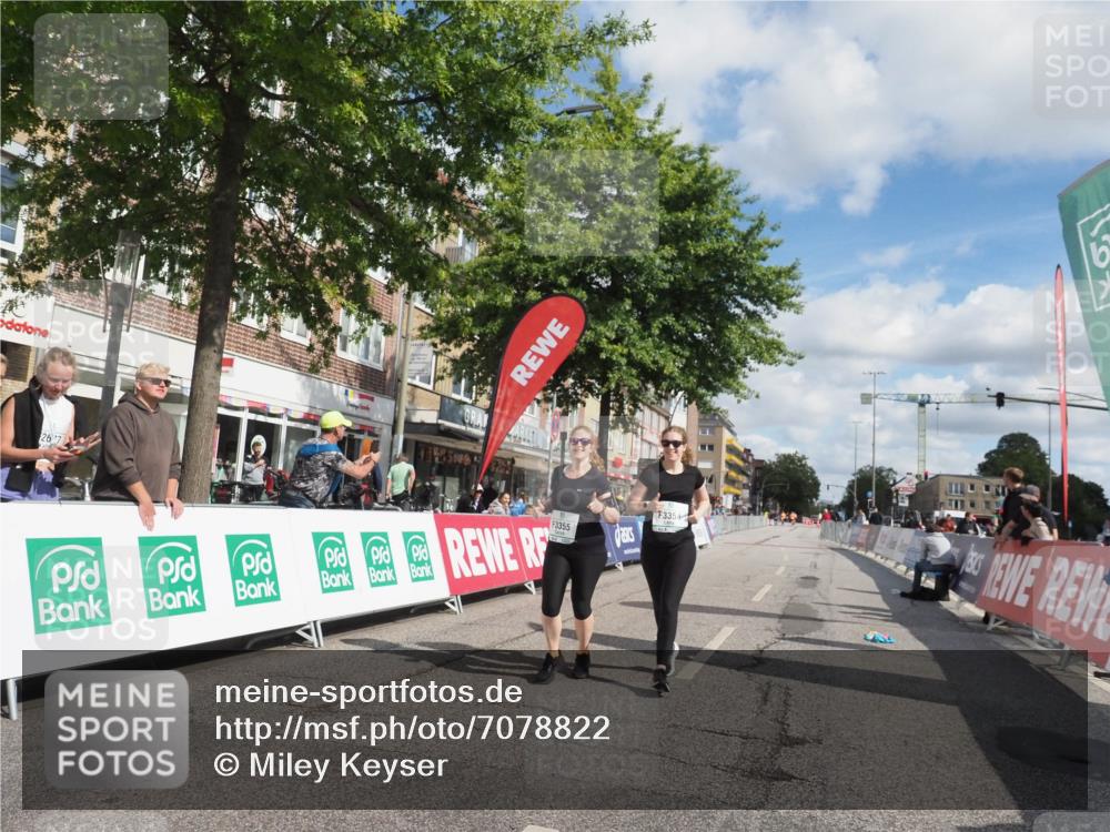 15.09.2024 - PSD Bank Halbmarathon Miley Keyser http://msf.ph/oto/7078822 15.09.2024 12:41:22 Ziel 3354, 3355, 3462 meine-sportfotos.de