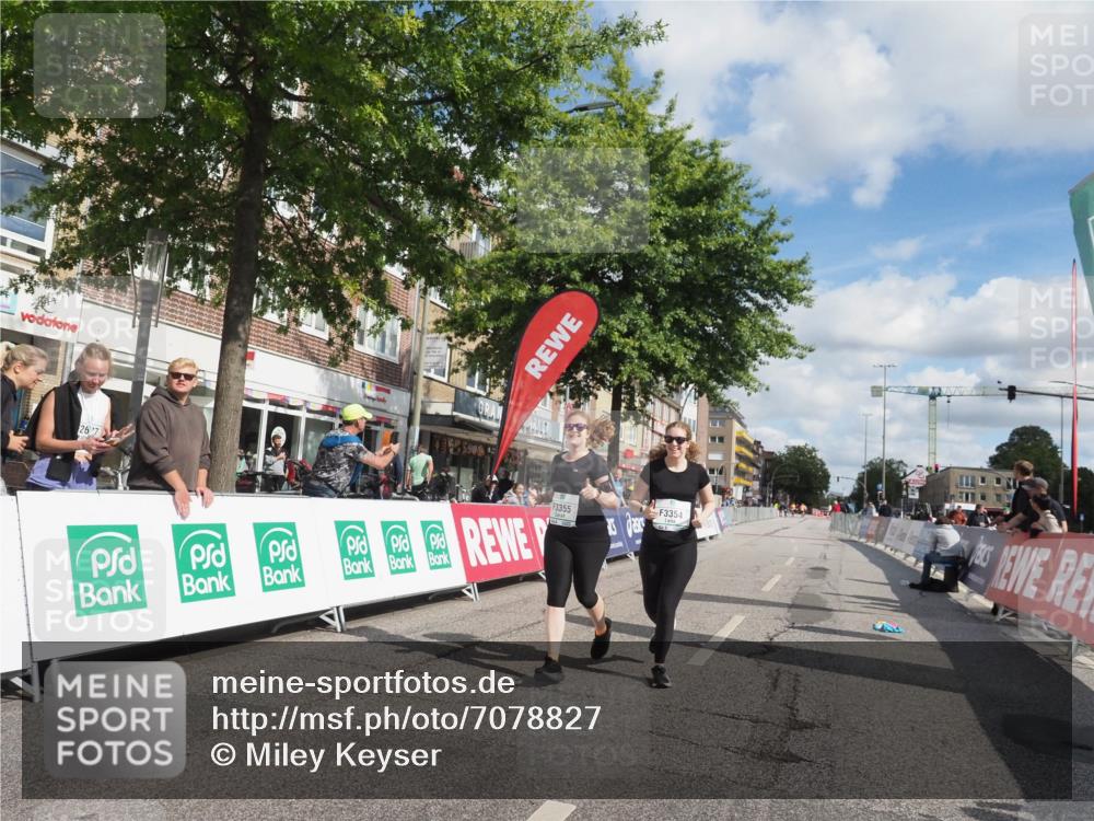15.09.2024 - PSD Bank Halbmarathon Miley Keyser http://msf.ph/oto/7078827 15.09.2024 12:41:22 Ziel 3354, 3355, 3462 meine-sportfotos.de