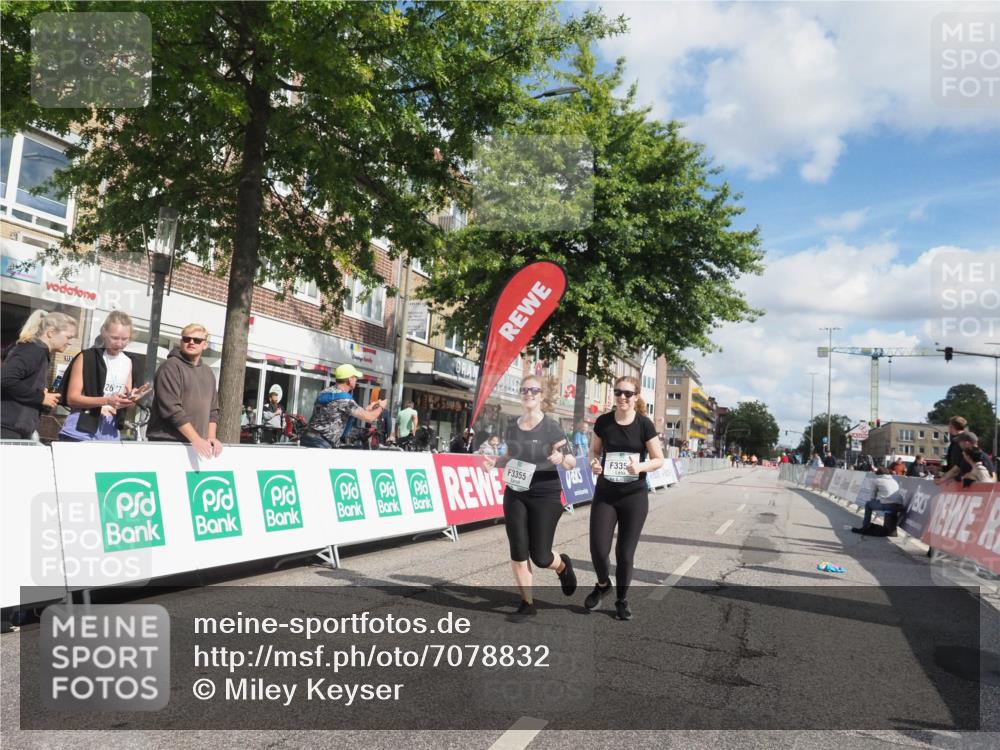 15.09.2024 - PSD Bank Halbmarathon Miley Keyser http://msf.ph/oto/7078832 15.09.2024 12:41:22 Ziel 3354, 3355, 3462 meine-sportfotos.de