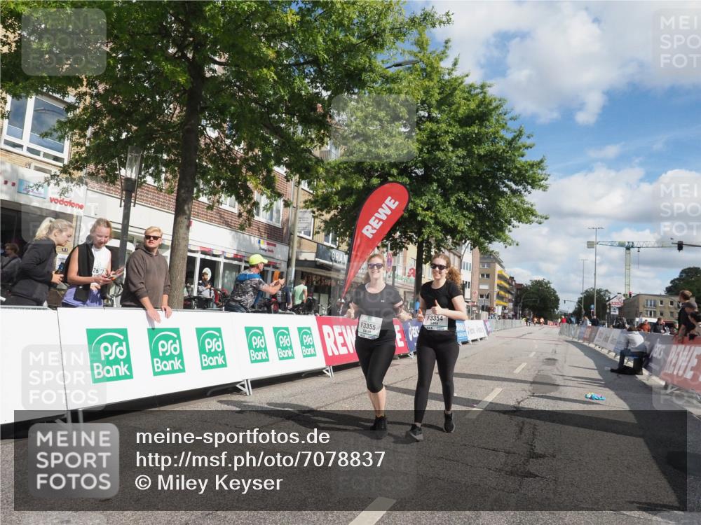 15.09.2024 - PSD Bank Halbmarathon Miley Keyser http://msf.ph/oto/7078837 15.09.2024 12:41:22 Ziel 3354, 3355, 3462 meine-sportfotos.de
