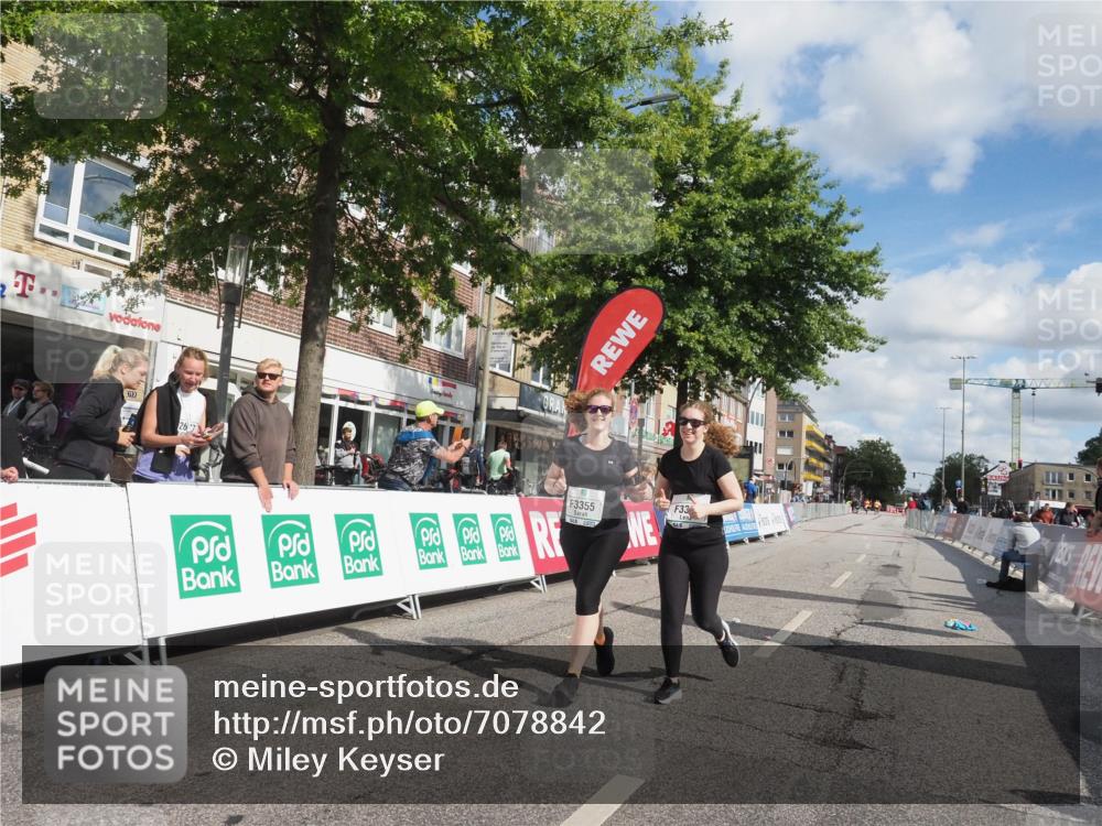 15.09.2024 - PSD Bank Halbmarathon Miley Keyser http://msf.ph/oto/7078842 15.09.2024 12:41:22 Ziel 3354, 3355, 3462 meine-sportfotos.de
