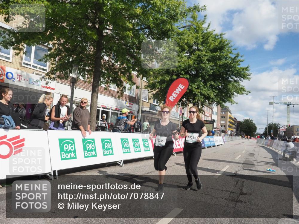15.09.2024 - PSD Bank Halbmarathon Miley Keyser http://msf.ph/oto/7078847 15.09.2024 12:41:22 Ziel 3354, 3355, 3462 meine-sportfotos.de