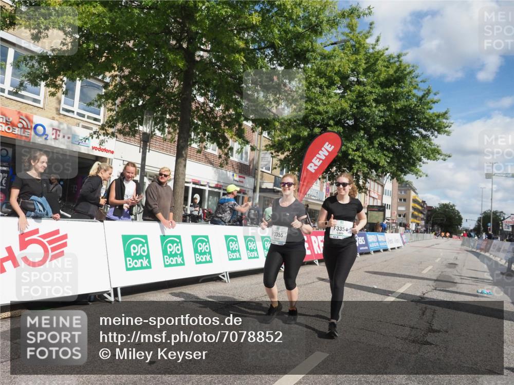 15.09.2024 - PSD Bank Halbmarathon Miley Keyser http://msf.ph/oto/7078852 15.09.2024 12:41:22 Ziel 3354, 3355, 3462 meine-sportfotos.de