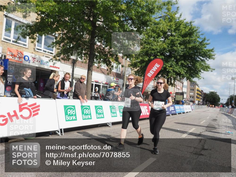 15.09.2024 - PSD Bank Halbmarathon Miley Keyser http://msf.ph/oto/7078855 15.09.2024 12:41:23 Ziel 3354, 3355, 3462 meine-sportfotos.de
