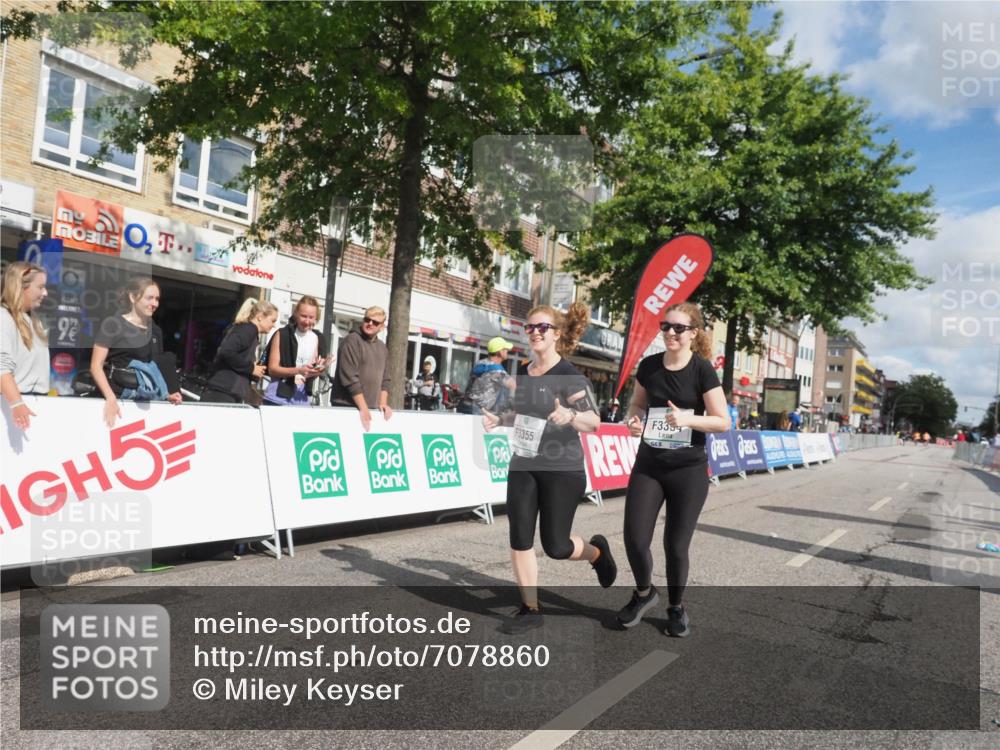 15.09.2024 - PSD Bank Halbmarathon Miley Keyser http://msf.ph/oto/7078860 15.09.2024 12:41:23 Ziel 3354, 3355, 3462 meine-sportfotos.de