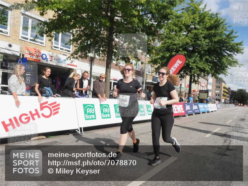 15.09.2024 - PSD Bank Halbmarathon Miley Keyser http://msf.ph/oto/7078870 15.09.2024 12:41:23 Ziel 3354, 3355, 3462 meine-sportfotos.de