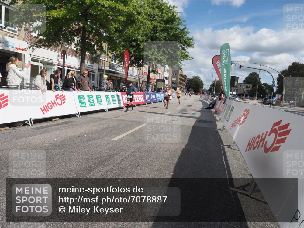 15.09.2024 - PSD Bank Halbmarathon Miley Keyser http://msf.ph/oto/7078887 15.09.2024 12:41:52 Ziel 2276, 3343, 3344, 3412 meine-sportfotos.de