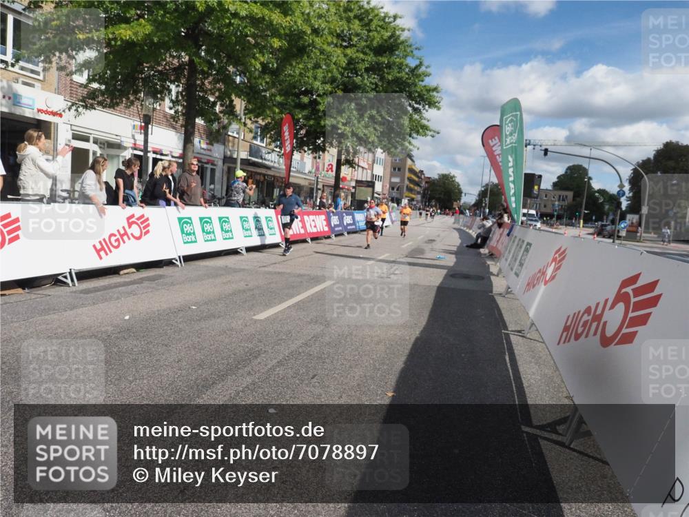 15.09.2024 - PSD Bank Halbmarathon Miley Keyser http://msf.ph/oto/7078897 15.09.2024 12:41:53 Ziel 2276, 3343, 3344, 3412 meine-sportfotos.de