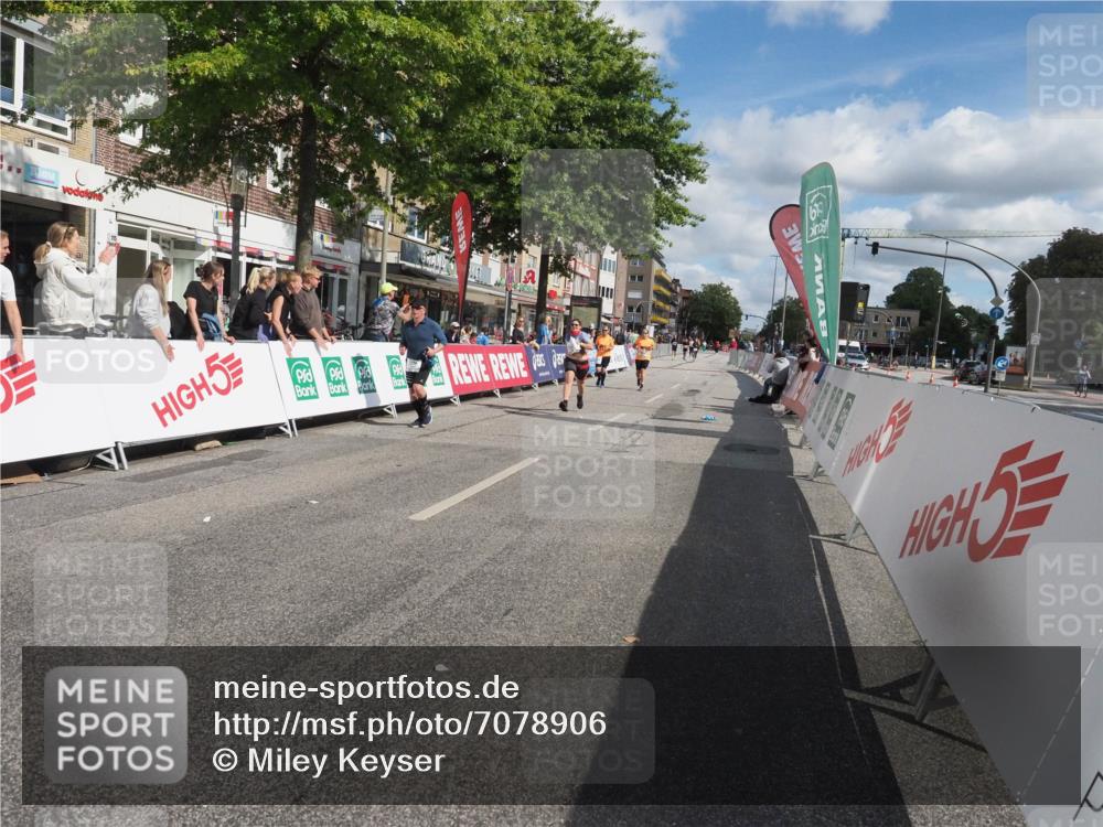 15.09.2024 - PSD Bank Halbmarathon Miley Keyser http://msf.ph/oto/7078906 15.09.2024 12:41:53 Ziel 2276, 3343, 3344, 3412 meine-sportfotos.de