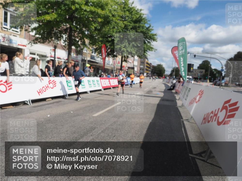 15.09.2024 - PSD Bank Halbmarathon Miley Keyser http://msf.ph/oto/7078921 15.09.2024 12:41:54 Ziel 2276, 3343, 3344, 3412 meine-sportfotos.de