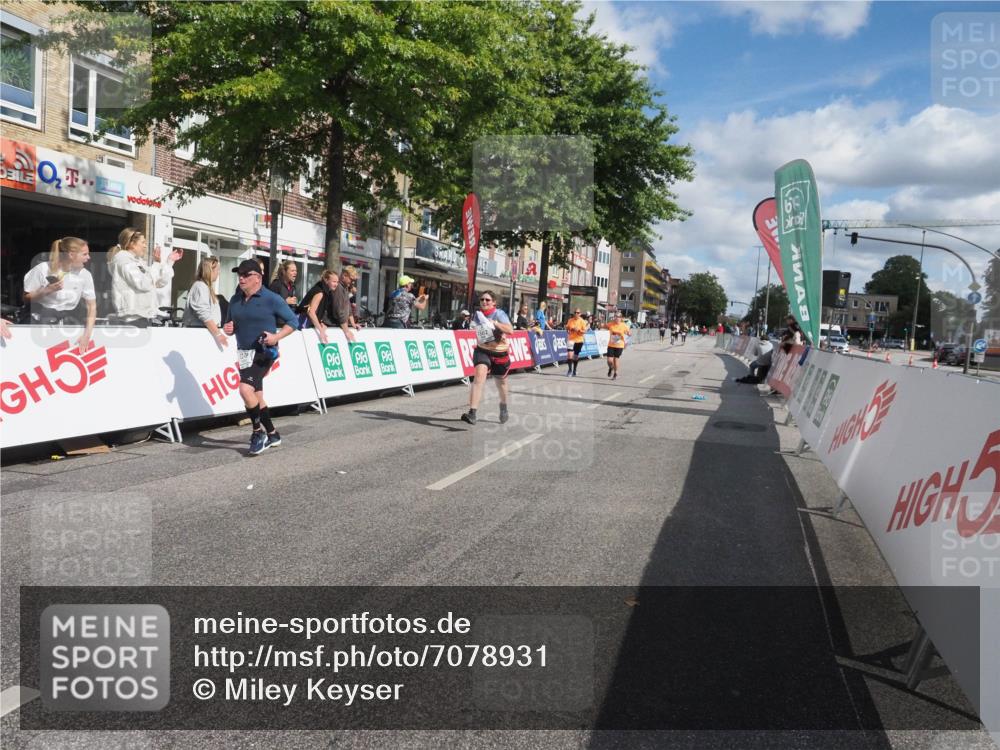 15.09.2024 - PSD Bank Halbmarathon Miley Keyser http://msf.ph/oto/7078931 15.09.2024 12:41:55 Ziel 2276, 3343, 3344, 3412 meine-sportfotos.de