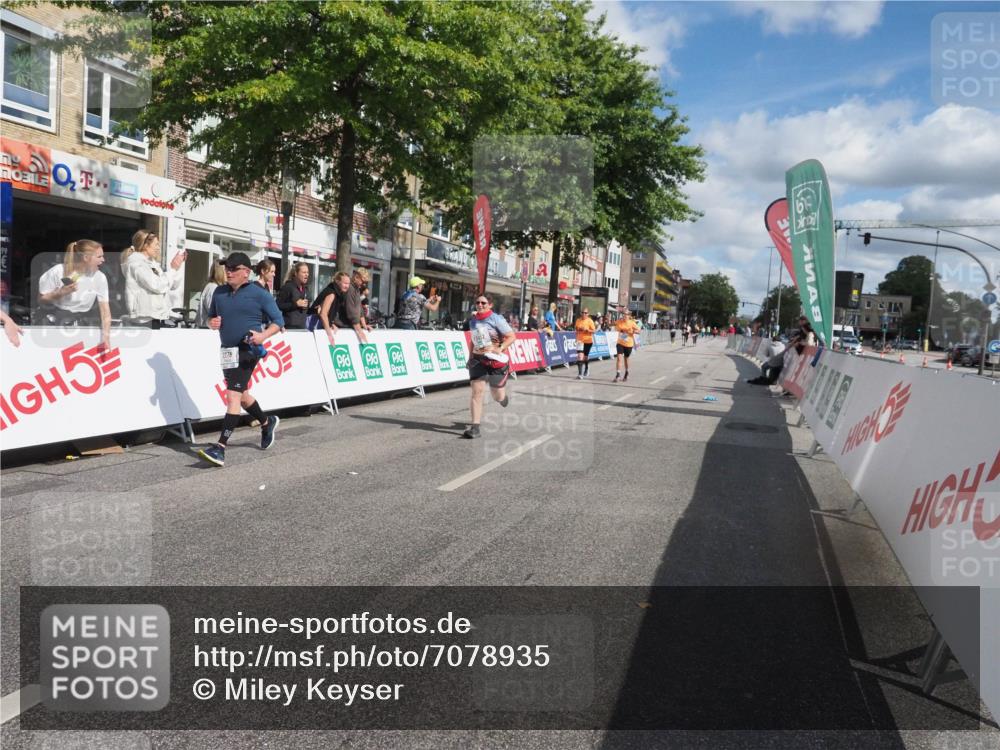 15.09.2024 - PSD Bank Halbmarathon Miley Keyser http://msf.ph/oto/7078935 15.09.2024 12:41:55 Ziel 2276, 3343, 3344, 3412 meine-sportfotos.de