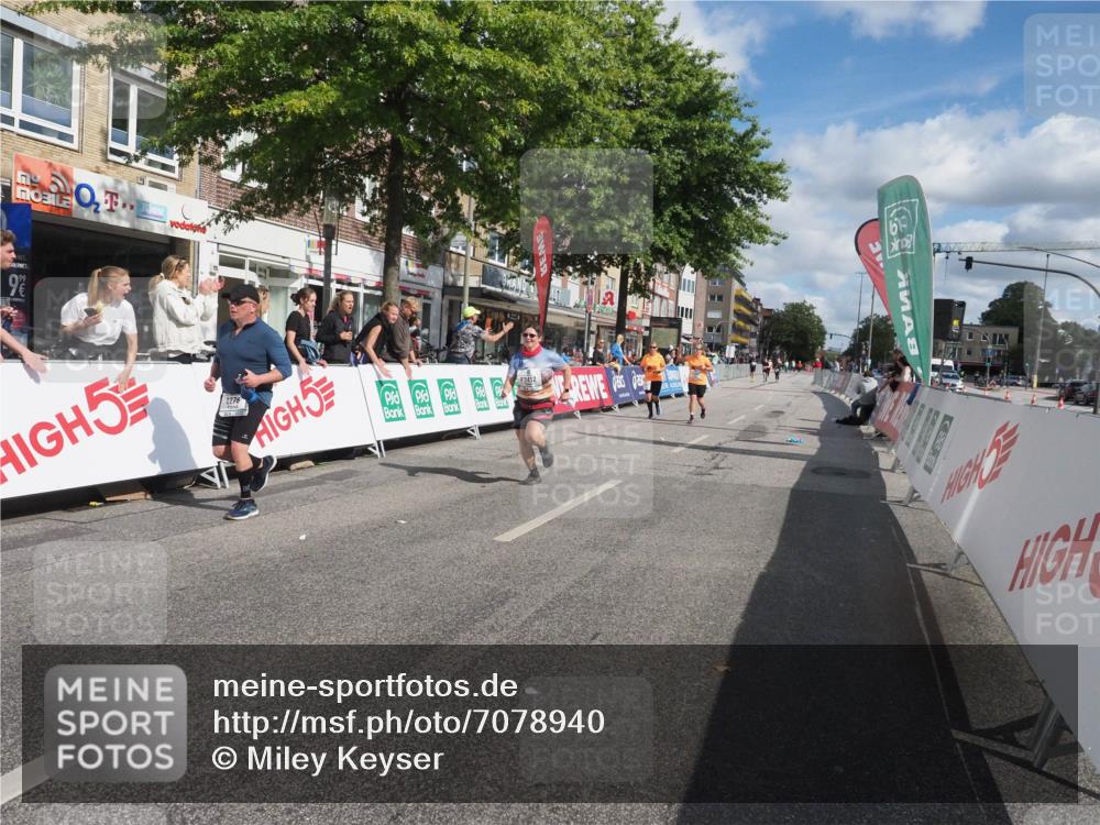 15.09.2024 - PSD Bank Halbmarathon Miley Keyser http://msf.ph/oto/7078940 15.09.2024 12:41:55 Ziel 2276, 3343, 3344, 3412 meine-sportfotos.de