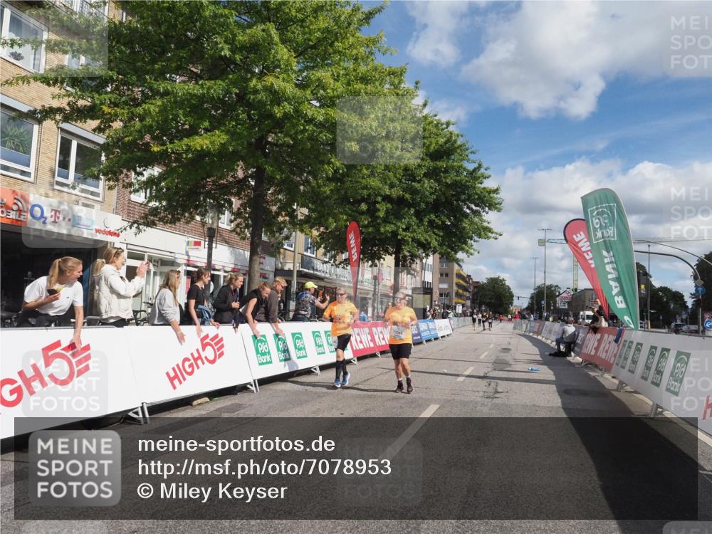 15.09.2024 - PSD Bank Halbmarathon Miley Keyser http://msf.ph/oto/7078953 15.09.2024 12:41:58 Ziel 2276, 3343, 3344, 3412 meine-sportfotos.de