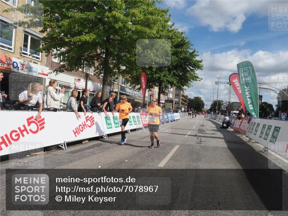 15.09.2024 - PSD Bank Halbmarathon Miley Keyser http://msf.ph/oto/7078967 15.09.2024 12:41:59 Ziel 2276, 3343, 3344, 3412 meine-sportfotos.de