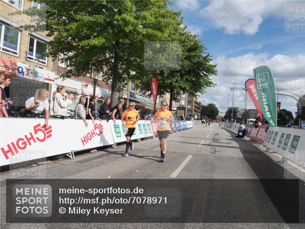 15.09.2024 - PSD Bank Halbmarathon Miley Keyser http://msf.ph/oto/7078971 15.09.2024 12:41:59 Ziel 2276, 3343, 3344, 3412 meine-sportfotos.de