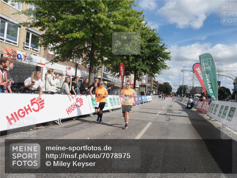 15.09.2024 - PSD Bank Halbmarathon Miley Keyser http://msf.ph/oto/7078975 15.09.2024 12:41:59 Ziel 2276, 3343, 3344, 3412 meine-sportfotos.de