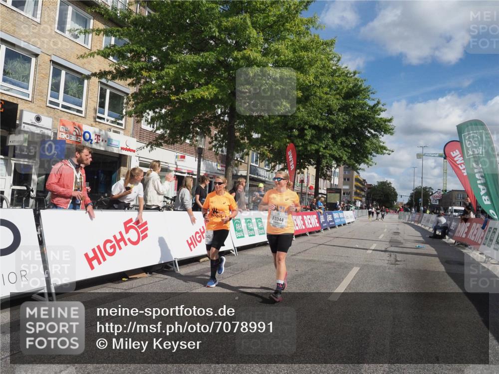15.09.2024 - PSD Bank Halbmarathon Miley Keyser http://msf.ph/oto/7078991 15.09.2024 12:41:59 Ziel 2276, 3343, 3344, 3412 meine-sportfotos.de