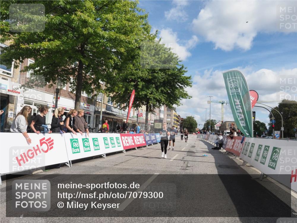 15.09.2024 - PSD Bank Halbmarathon Miley Keyser http://msf.ph/oto/7079300 15.09.2024 12:42:36 Ziel 2913, 2966, 3242, 3278 meine-sportfotos.de
