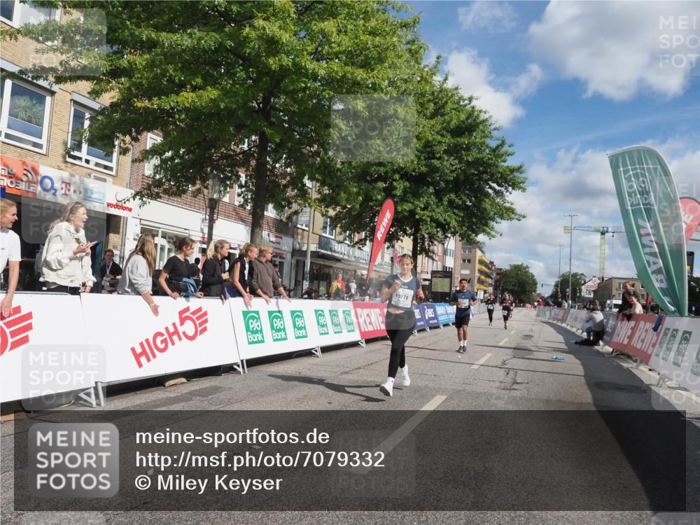 15.09.2024 - PSD Bank Halbmarathon Miley Keyser http://msf.ph/oto/7079332 15.09.2024 12:42:37 Ziel 2913, 2966, 3242, 3278, 3400 meine-sportfotos.de