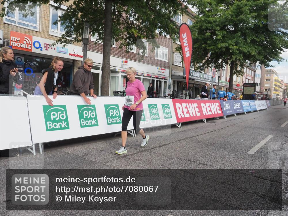 15.09.2024 - PSD Bank Halbmarathon Miley Keyser http://msf.ph/oto/7080067 15.09.2024 12:46:46 Ziel 1784, 3241, 3455 meine-sportfotos.de