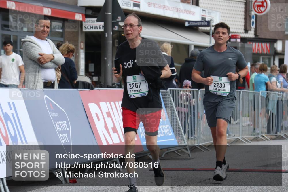 15.09.2024 - PSD Bank Halbmarathon Michael Strokosch http://msf.ph/oto/7080516 15.09.2024 12:25:12 Ziel 2239, 2255, 2267, 3298 meine-sportfotos.de