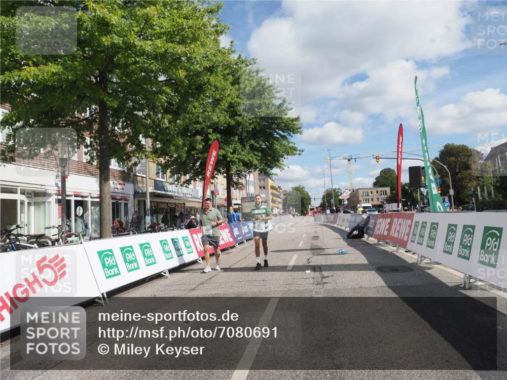 15.09.2024 - PSD Bank Halbmarathon Miley Keyser http://msf.ph/oto/7080691 15.09.2024 12:51:25 Ziel 1817, 2355, 2384 meine-sportfotos.de