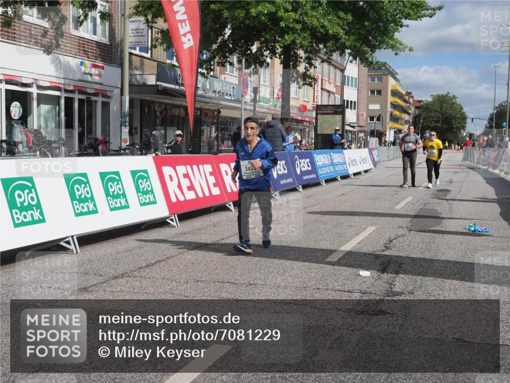 15.09.2024 - PSD Bank Halbmarathon Miley Keyser http://msf.ph/oto/7081229 15.09.2024 12:56:38 Ziel 2459, 2460, 3487 meine-sportfotos.de