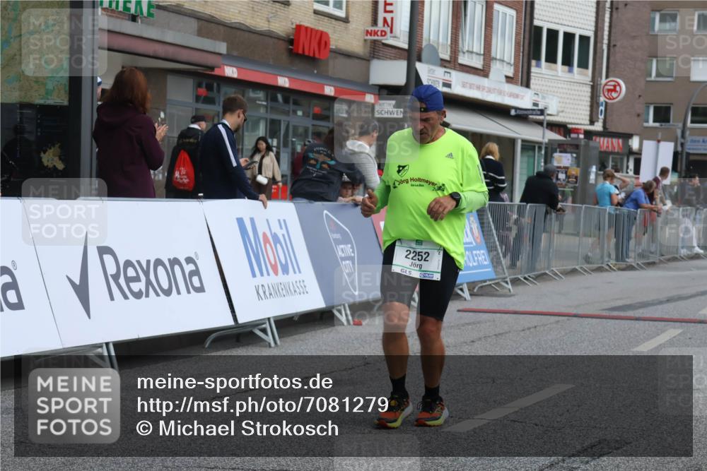 15.09.2024 - PSD Bank Halbmarathon Michael Strokosch http://msf.ph/oto/7081279 15.09.2024 12:26:30 Ziel 2252, 3237, 3489 meine-sportfotos.de