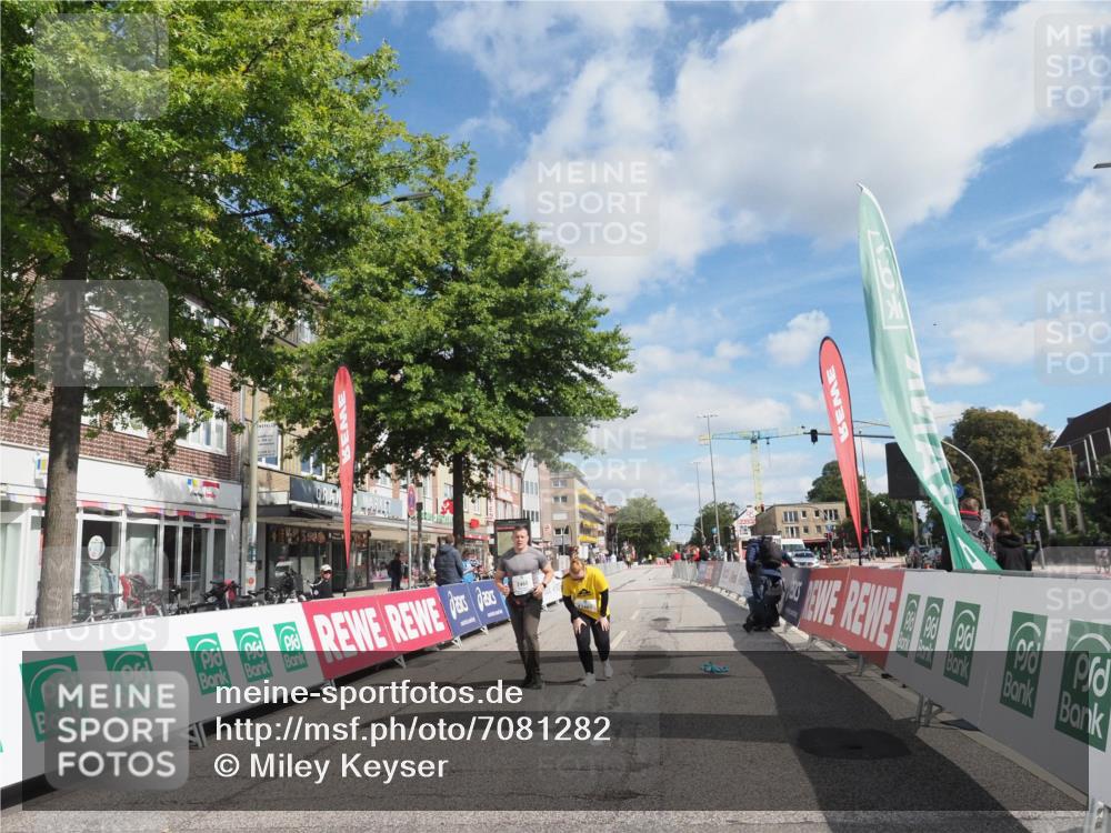 15.09.2024 - PSD Bank Halbmarathon Miley Keyser http://msf.ph/oto/7081282 15.09.2024 12:56:42 Ziel 2459, 2460, 3487 meine-sportfotos.de