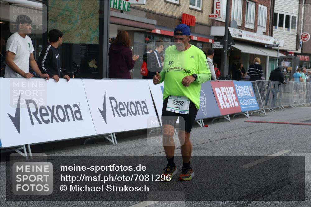 15.09.2024 - PSD Bank Halbmarathon Michael Strokosch http://msf.ph/oto/7081296 15.09.2024 12:26:31 Ziel 2252, 3237, 3489 meine-sportfotos.de