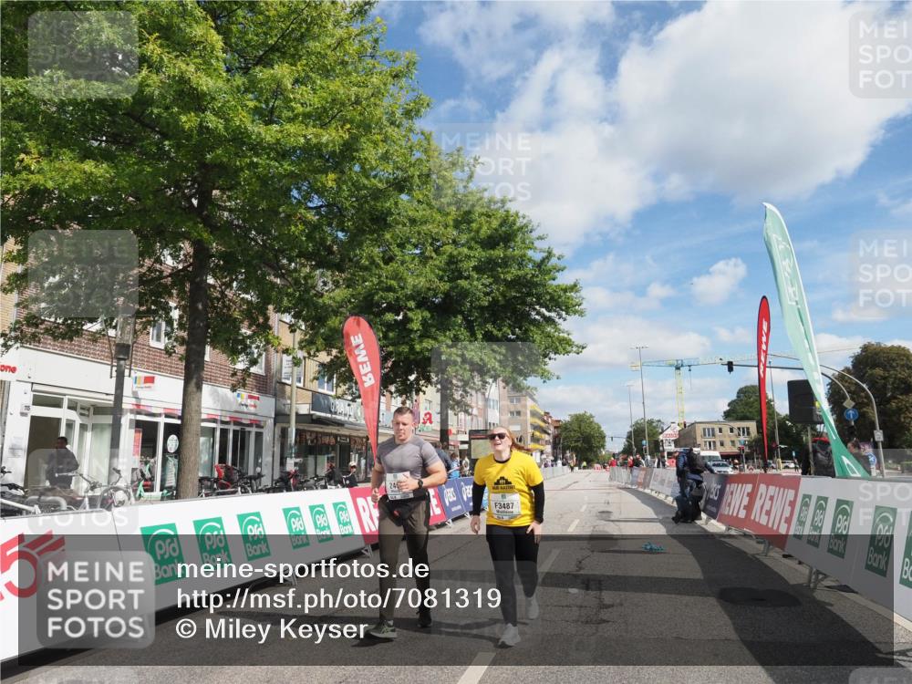 15.09.2024 - PSD Bank Halbmarathon Miley Keyser http://msf.ph/oto/7081319 15.09.2024 12:56:44 Ziel 2459, 2460, 3487 meine-sportfotos.de