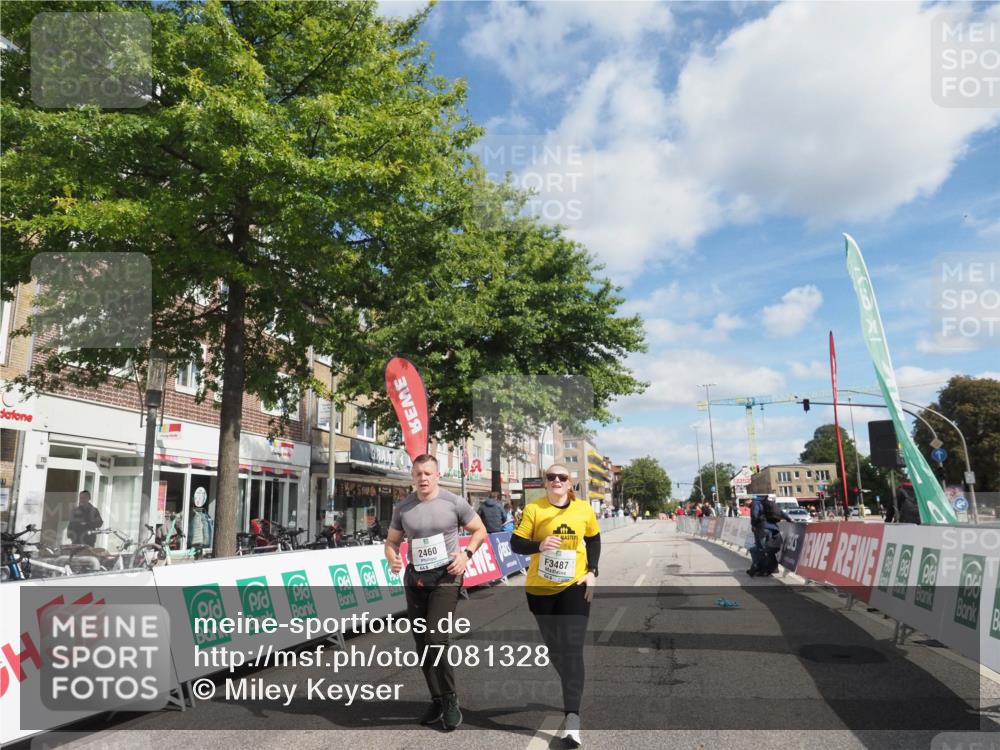 15.09.2024 - PSD Bank Halbmarathon Miley Keyser http://msf.ph/oto/7081328 15.09.2024 12:56:45 Ziel 2459, 2460, 3487 meine-sportfotos.de