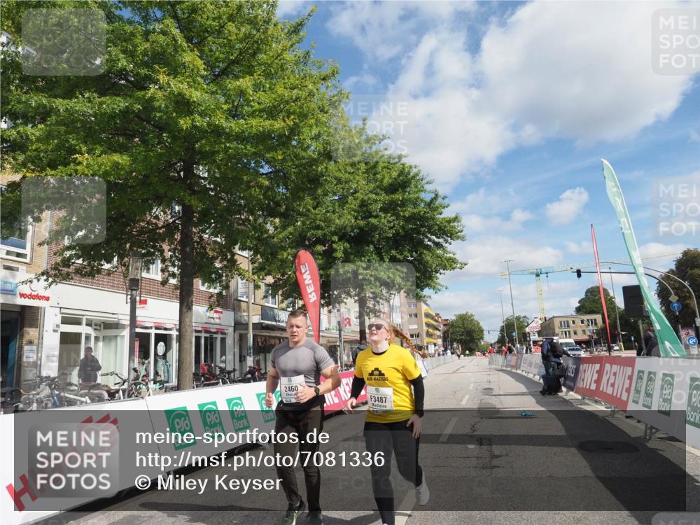 15.09.2024 - PSD Bank Halbmarathon Miley Keyser http://msf.ph/oto/7081336 15.09.2024 12:56:45 Ziel 2459, 2460, 3487 meine-sportfotos.de