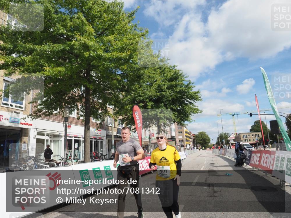 15.09.2024 - PSD Bank Halbmarathon Miley Keyser http://msf.ph/oto/7081342 15.09.2024 12:56:45 Ziel 2459, 2460, 3487 meine-sportfotos.de