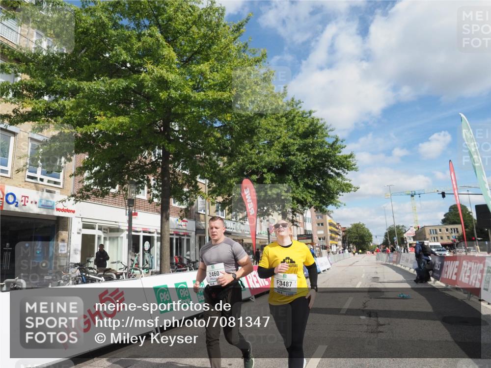 15.09.2024 - PSD Bank Halbmarathon Miley Keyser http://msf.ph/oto/7081347 15.09.2024 12:56:45 Ziel 2459, 2460, 3487 meine-sportfotos.de