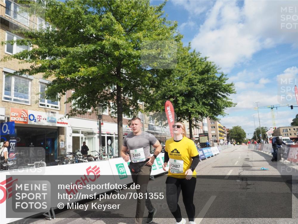 15.09.2024 - PSD Bank Halbmarathon Miley Keyser http://msf.ph/oto/7081355 15.09.2024 12:56:46 Ziel 2459, 2460, 3487 meine-sportfotos.de
