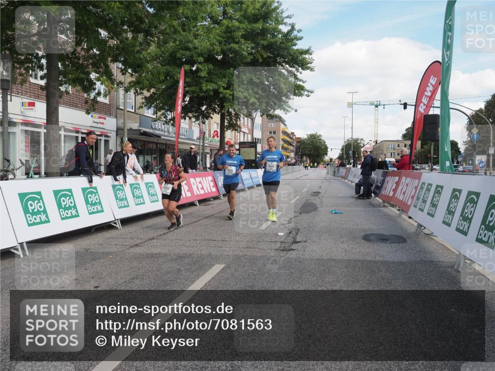 15.09.2024 - PSD Bank Halbmarathon Miley Keyser http://msf.ph/oto/7081563 15.09.2024 13:00:21 Ziel 2433, 2435, 2830 meine-sportfotos.de