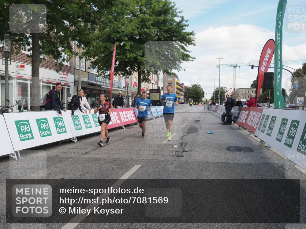 15.09.2024 - PSD Bank Halbmarathon Miley Keyser http://msf.ph/oto/7081569 15.09.2024 13:00:21 Ziel 2433, 2435, 2830 meine-sportfotos.de
