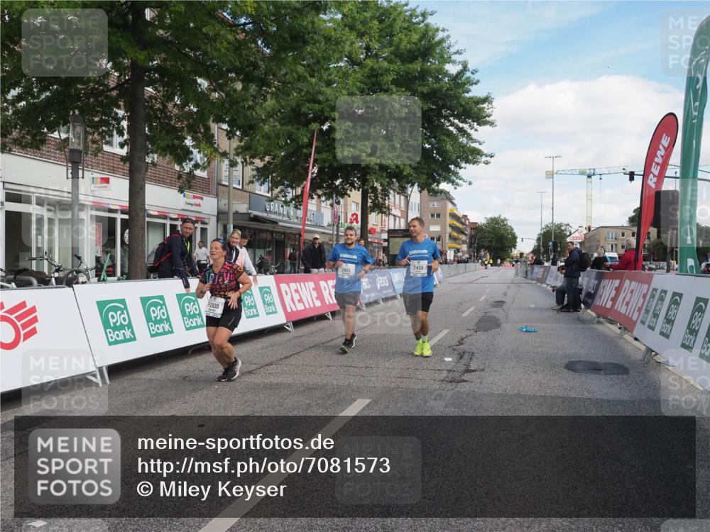 15.09.2024 - PSD Bank Halbmarathon Miley Keyser http://msf.ph/oto/7081573 15.09.2024 13:00:22 Ziel 2433, 2435, 2830 meine-sportfotos.de