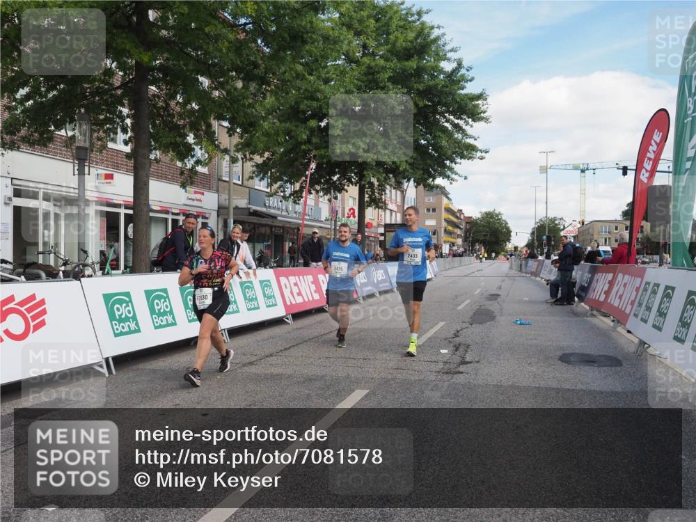 15.09.2024 - PSD Bank Halbmarathon Miley Keyser http://msf.ph/oto/7081578 15.09.2024 13:00:22 Ziel 2433, 2435, 2830 meine-sportfotos.de