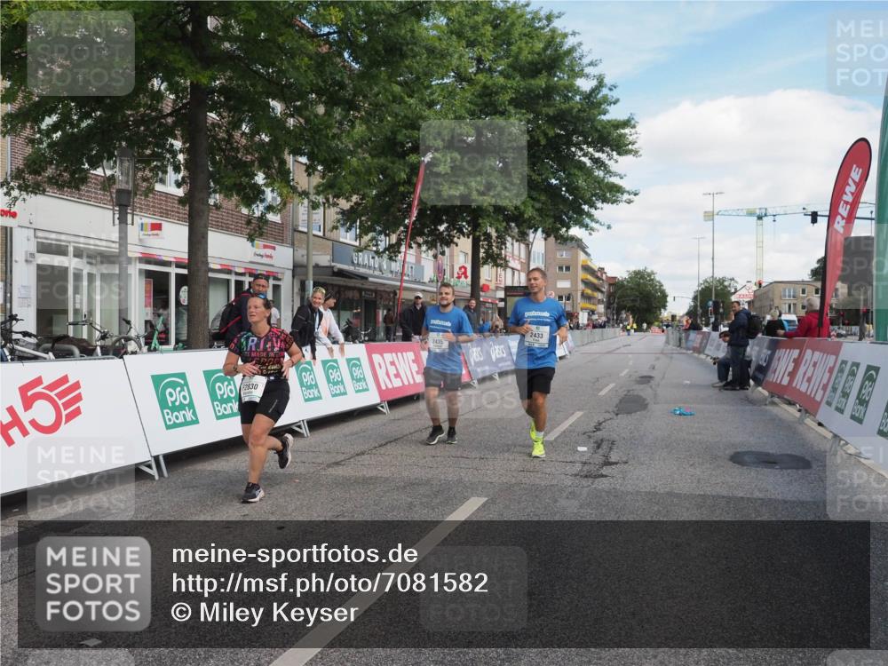 15.09.2024 - PSD Bank Halbmarathon Miley Keyser http://msf.ph/oto/7081582 15.09.2024 13:00:22 Ziel 2433, 2435, 2830 meine-sportfotos.de