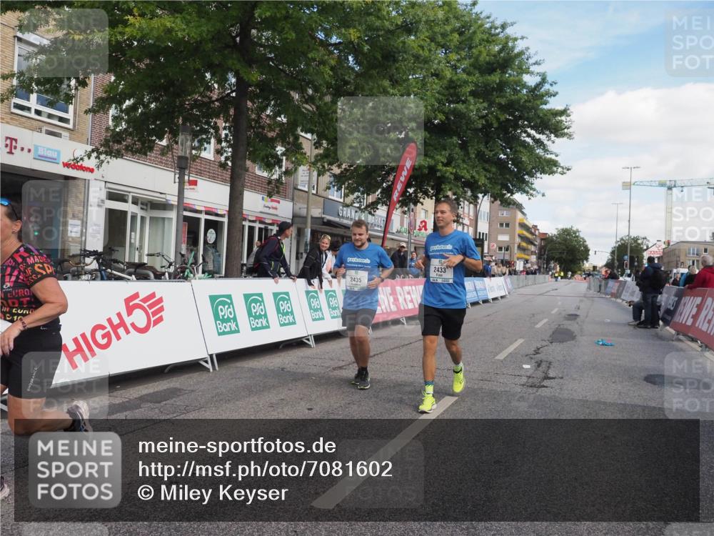 15.09.2024 - PSD Bank Halbmarathon Miley Keyser http://msf.ph/oto/7081602 15.09.2024 13:00:23 Ziel 2433, 2435, 2830 meine-sportfotos.de