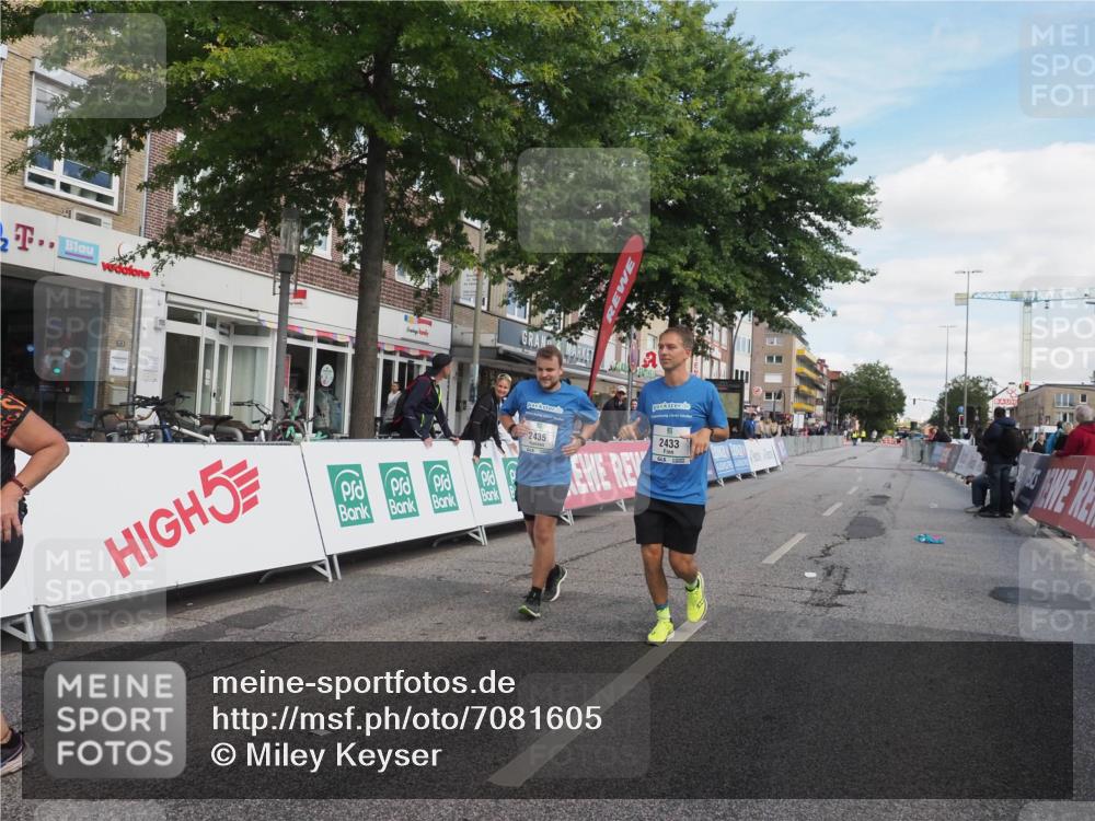 15.09.2024 - PSD Bank Halbmarathon Miley Keyser http://msf.ph/oto/7081605 15.09.2024 13:00:23 Ziel 2433, 2435, 2830 meine-sportfotos.de