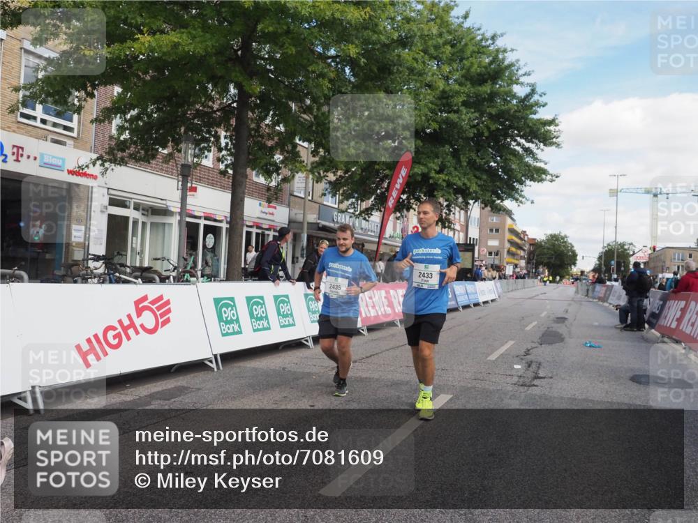 15.09.2024 - PSD Bank Halbmarathon Miley Keyser http://msf.ph/oto/7081609 15.09.2024 13:00:23 Ziel 2433, 2435, 2830 meine-sportfotos.de