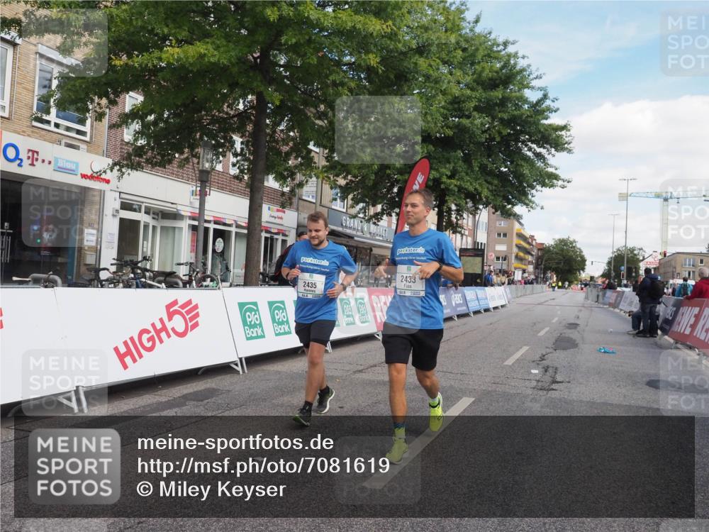 15.09.2024 - PSD Bank Halbmarathon Miley Keyser http://msf.ph/oto/7081619 15.09.2024 13:00:24 Ziel 2433, 2435, 2830 meine-sportfotos.de