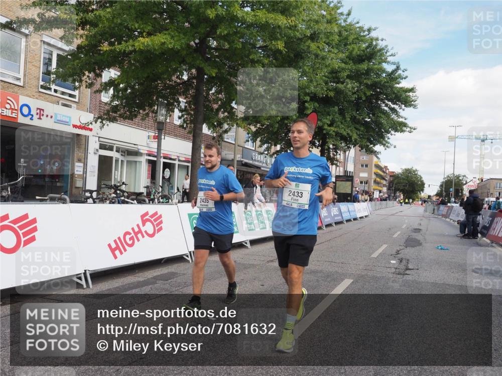15.09.2024 - PSD Bank Halbmarathon Miley Keyser http://msf.ph/oto/7081632 15.09.2024 13:00:24 Ziel 2433, 2435, 2830 meine-sportfotos.de